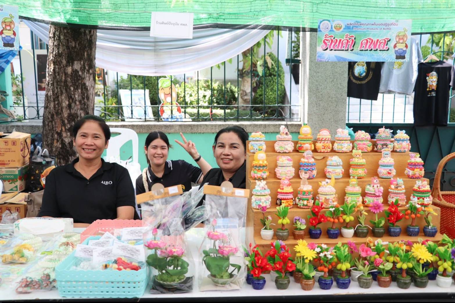 title - รัฐมนตรีว่าการกระทรวงเกษตรและสหกรณ์ พร้อมด้วยคณะผู้บริหาร ส.ป.ก. เข้าเยี่ยมชมโซนกิจกรรมฝึกอาชีพ Workshop งานศิลปหัตถกรรม (ศพส.) กิจกรรมจัดขึ้นภายใต้งาน วันคล้ายวันสถาปนาครบรอบ 51 ปี ส.ป.ก. ณ สำนักงานการปฏิรูปที่ดินเพื่อเกษตรกรรม